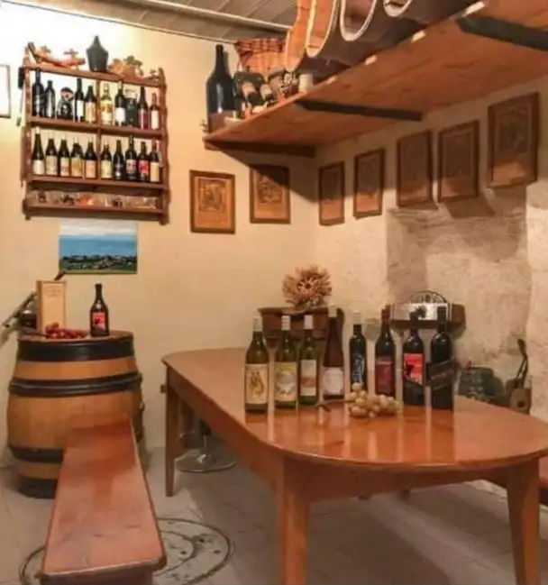 La cave A&C Chevalley o&ugrave; l'on peut d&eacute;guster les vins du domaine dans une atmosph&egrave;re fraiche et chaleureuse.